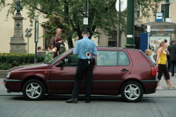 В рамках своих полномочий охранники муниципальной полиции Кракова принимают меры в отношении тех участников дорожного движения, которые совершили правонарушения в отношении меньшинств, движение велосипедов, пешеходов и водителей транспортных средств, которые не соблюдали запрет на движение в обоих направления