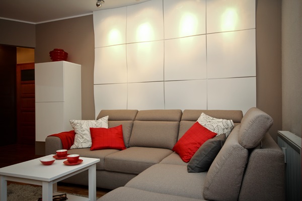 Настенные украшения также можно использовать для разделения зон в комнате - благодаря панелям 3D Twist разделение между обеденной зоной и гостиной четко обозначено