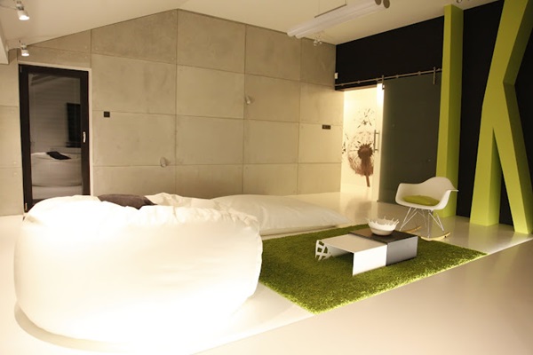 Обустройство гостиной комнаты на фото было создано с использованием SLABB архитектурных бетонных плит
