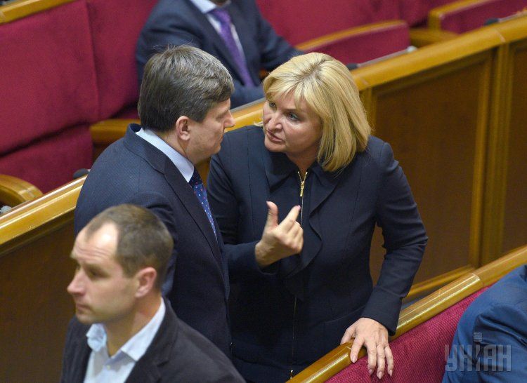 Такое решение Порошенко походит на утоления амбиций - с одной стороны Луценко не стала председателем фракции, но с другой - отныне представляет президента в парламенте, что также немало